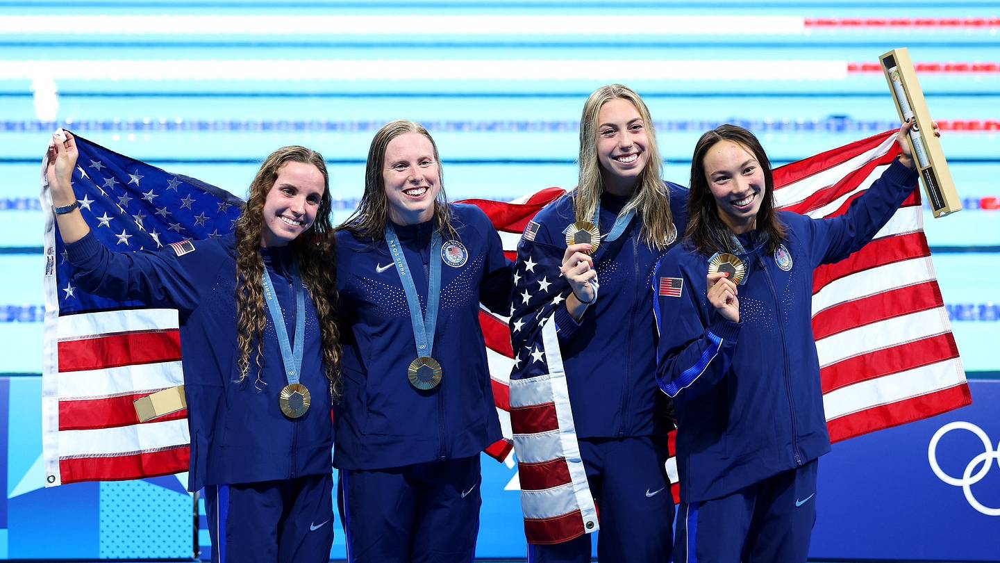 バージニア州の水泳選手3名が米国チームの4×100メドレーリレーで金メダルを獲得