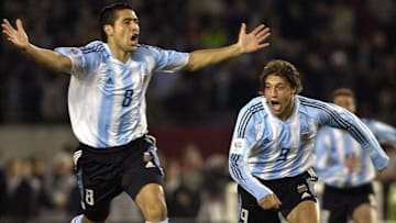Argentine Hernan Crespo (R) celebrates w