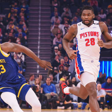 Jan 4, 2023; San Francisco, California, USA; Golden State Warriors forward Draymond Green (23) extends for the ball against Detroit Pistons center Isaiah Stewart (28) at Chase Center. Mandatory Credit: Kelley L Cox-USA TODAY Sports