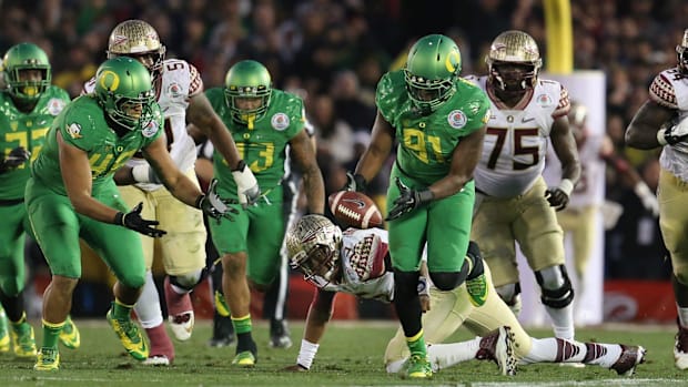 Oregon's Tony Washington scopes up a Jamies Winston fumble on his way to a touchdown for the Ducks at the 2015 Rose Bowl