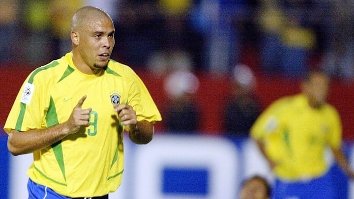 Brazilian striker Ronaldo Nazario(L) cel