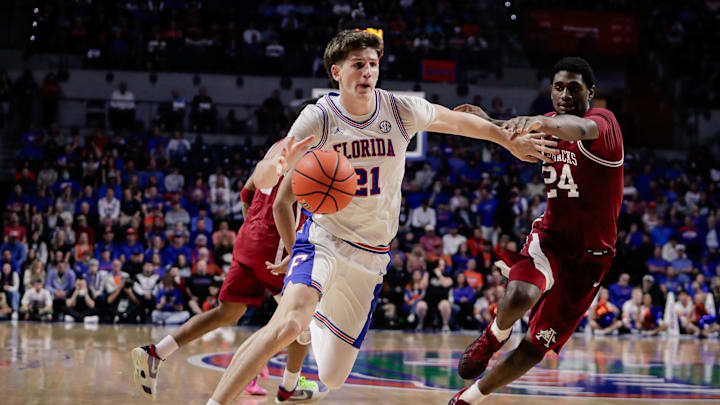 Feb 28, 2026; Gainesville, Florida, USA; Florida Gators forward/center Alex Condon (21) drives to the basket against Arkansas Razorbacks wing Billy Richmond III (24) during the second half at Exactech Arena at the Stephen C. O'Connell Center. Feb 28, 2026; Gainesville, Florida, USA; Florida Gators forward/center Alex Condon (21) drives to the basket against Arkansas Razorbacks wing Billy Richmond III (24) during the second half at Exactech Arena at the Stephen C. O'Connell Center.