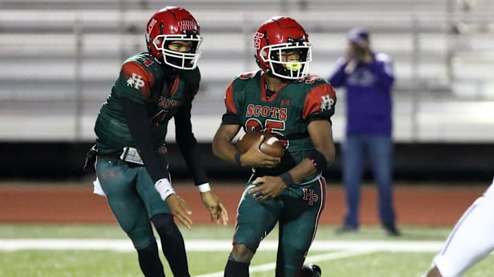 Highland Park's Dontrail Fox hands the ball off to G'Honi Montgomery against Pittsburg in the first round of Class 5A playoffs at Hummer Sports Park on Friday, Nov. 1.