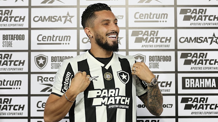 Alex Telles, camisa 13 do Botafogo em 2024
