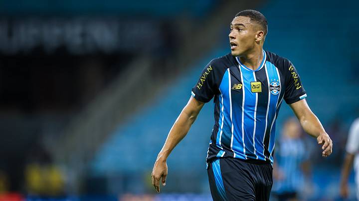 Carlos Vinícius é o artilheiro do Brasileirão 2026