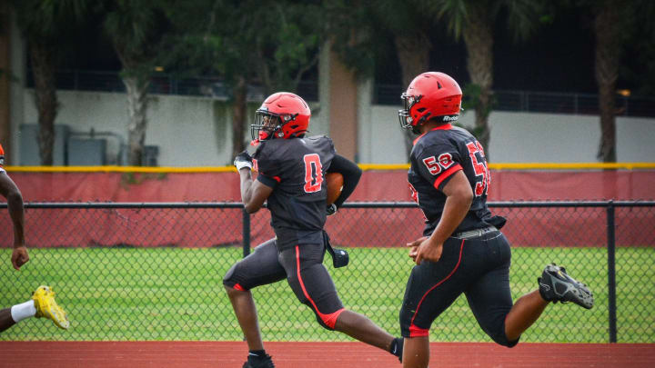 Monarch's Samari Reed running for a touchdown against Peachtree Ridge 