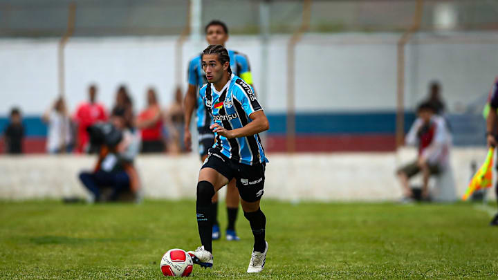 Pedro Gabriel, lateral do Grêmio em 2025
