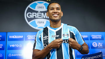 Novo camisa 2 do Grêmio assinou contrato por três anos