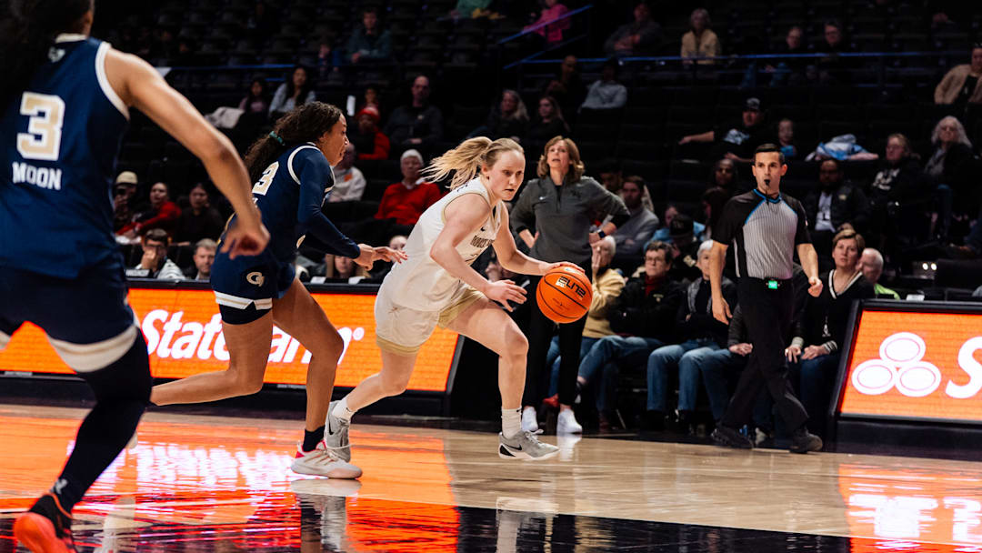Aurora Sørbye (2) driving to the basket against the Georgia Tech Yellow Jackets, Dec. 14, 2025.