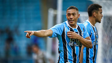 Carlos Vinícius é o centroavante titular do Grêmio