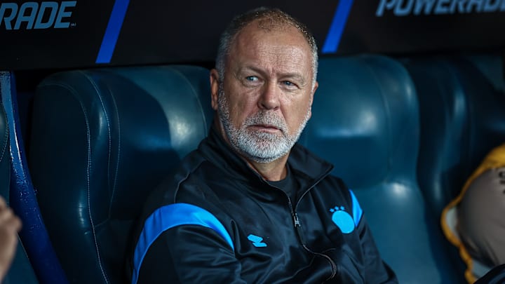 Mano Menezes volta a comandar treinos após férias no Grêmio Mano Menezes volta a comandar treinos após férias no Grêmio