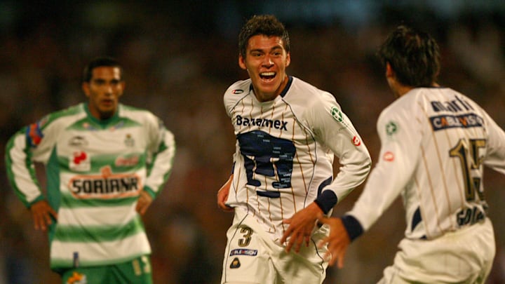 Hector Moreno (C) of Pumas celebrates hi