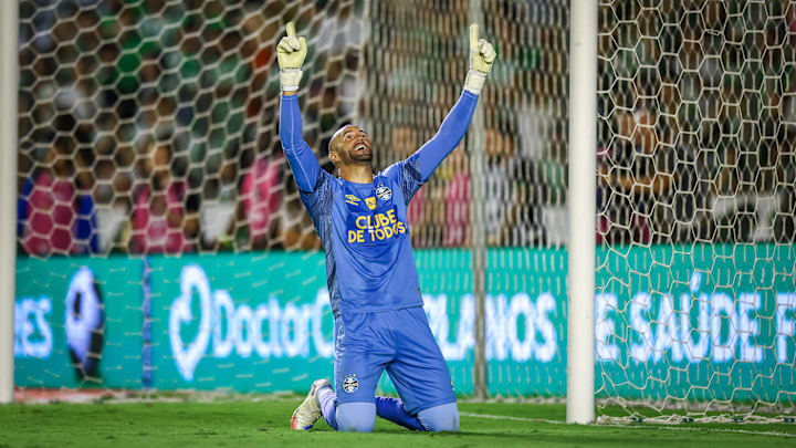 Weverton já é homem de confiança na defesa do Grêmio