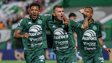 Chapecoense do paraguaio Walter Clar está há 10 jogos sem perder e tem o melhor ataque da Série B