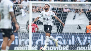 Corinthians entra em campo após eliminação no Campeonato Paulista