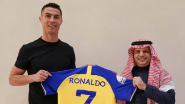 Cristiano Ronaldo oficializó su inclusión al equipo árabe Al-Nassr tras la firma de un contrato millonario