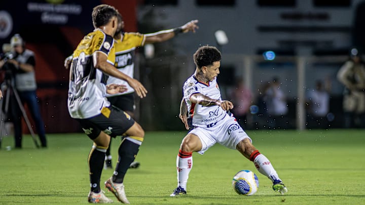 Matheuzinho, do Vitória, em jogo contra o Criciúma no Brasileirão 202
