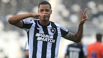 Janderson saiu do banco e balançou a rede no Nilton Santos