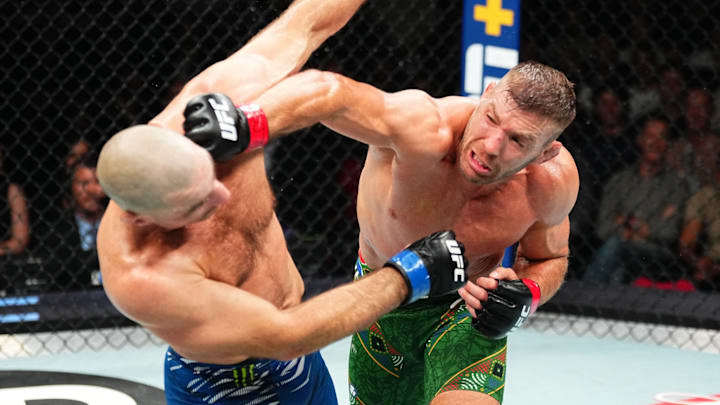 Dricus du Plessis destroys Sean Strickland's nose in title fight rematch at UFC 312