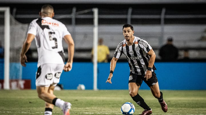 Giuliano "guardou" no último jogo entre Santos e Ponte Preta