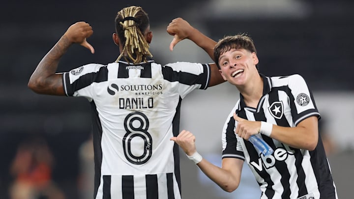 Danilo marcou duas vezes na estreia do Botafogo e virou o artilheiro do Brasileirão