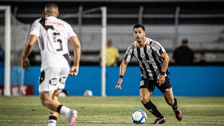 Giuliano, meio-campista do Santos em 2024