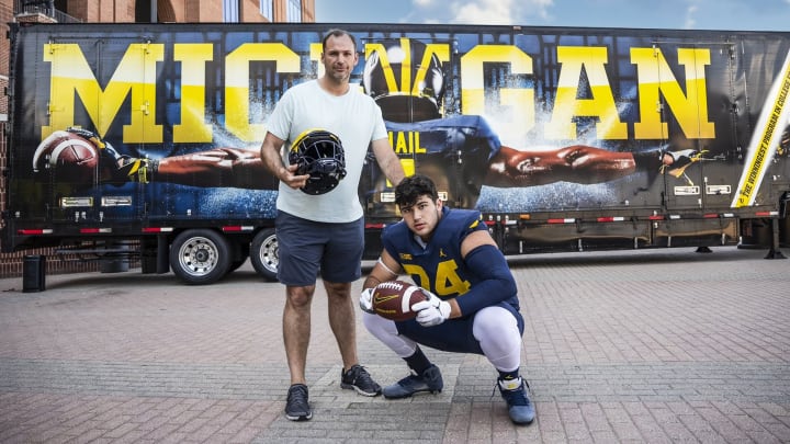 Four-star offensive tackle Avery Gach commits to Michigan football over rivals Ohio State, MSU in the 2025 recruiting class.