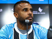 Jogador foi contratado junto ao Corinthians