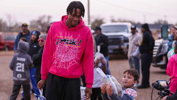 Texas Tech basketball player JT Toppin partnered with 100 Black Men of West Texas and United Supermarkets to hold a turkey drive.