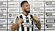 Alex Telles vai vestir a icônica camisa 13 do Botafogo