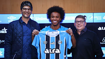 Willian é oficialmente apresentado pelo Grêmio