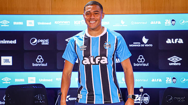 Carlos Vinícius, camisa 95 do Grêmio em 2025
