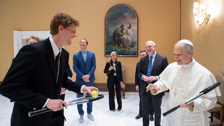 El tenista italiano Jannik Sinner y el papa León XIV, en el Vaticano.