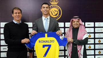 Cristiano Ronaldo siendo presentado con el Al-Nassr