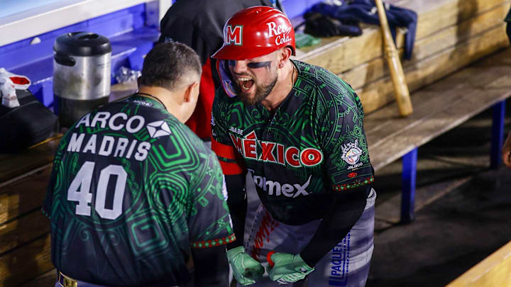 Bligh Madris y Julián Ornelas festejan el Grand Slam del primero, cuadrangular con bases llenas número 20 en la historia.