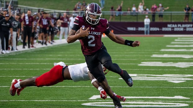 Southern Illinois quarterback DJ Williams