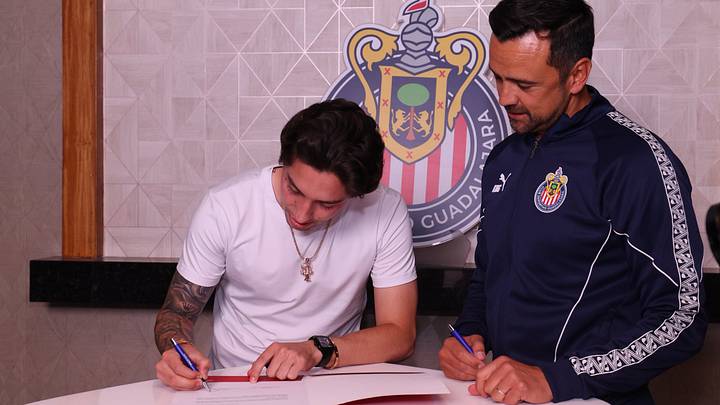 Jordan Carrillo durante la firma de su contrato como nuevo jugador de Chivas. Jordan Carrillo durante la firma de su contrato como nuevo jugador de Chivas.