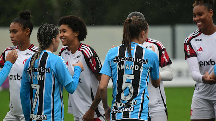 Amanda Brunner abriu o placar para as Mosqueteiras Amanda Brunner abriu o placar para as Mosqueteiras