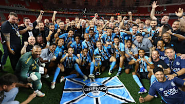 Grêmio levantou a taça na casa do rival após 20 anos Grêmio levantou a taça na casa do rival após 20 anos
