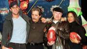 Enrique Iglesias, Phil Collins y Toni Braxton protagonizaron uno de los peores halftime shows del Super Bowl de la NFL