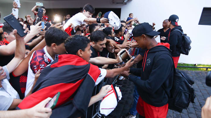 Bruno Henrique atende torcida do Flamengo em Uberlândia-MG