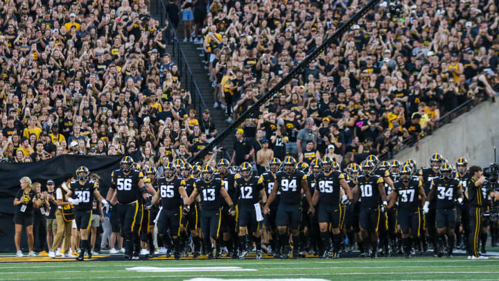 Iowa Football Swarm (Photo: Rob Howe/HN) 