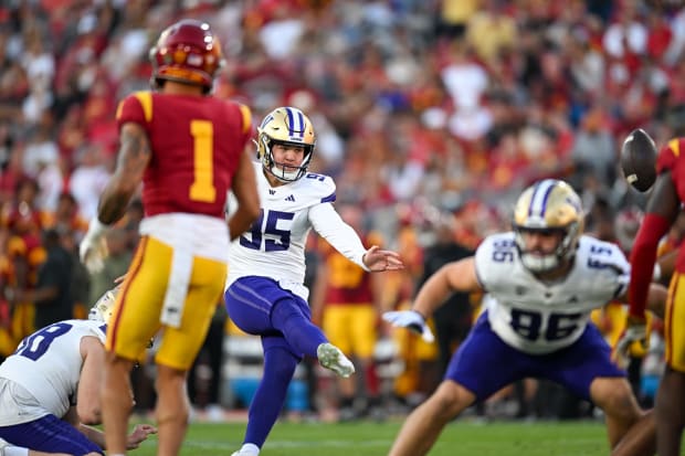 Grady Gross (95) converts a field goal in the Huskies' 52-42 victory over USC.