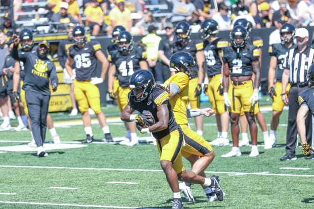 Iowa' QB Brendan Sullivan hands the ball to Jaziun Patterson at practice on Aug. 10, 2024 in Iowa City. (Rob Howe/HN) 