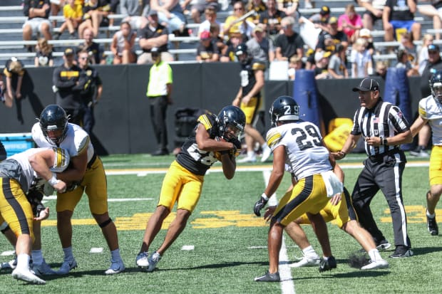 Iowa RB Kamari Moulton carries the ball at practice on Aug. 10, 2024 in Iowa City. (Rob Howe/HN) 