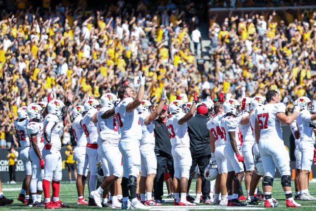 Illinois State Waving  (Rob Howe/HN) 