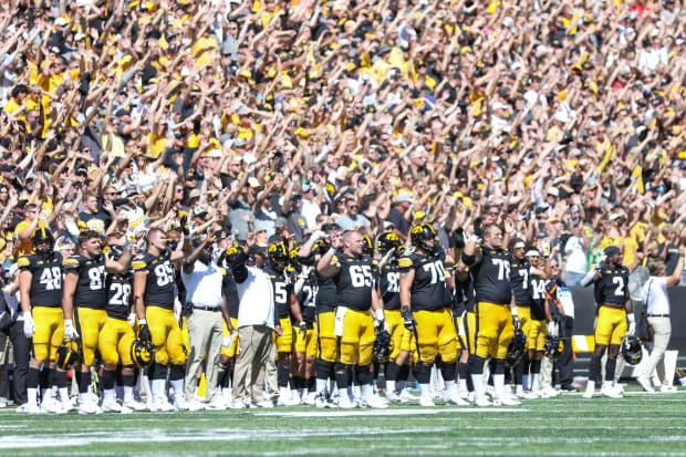 Iowa Waving (Rob Howe/HN) 