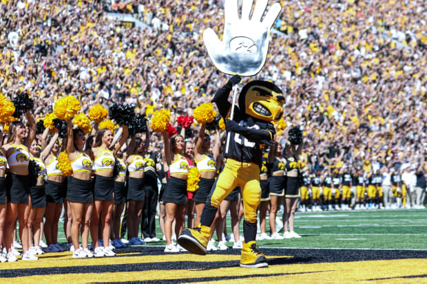 Herky Waving (Rob Howe/HN) 