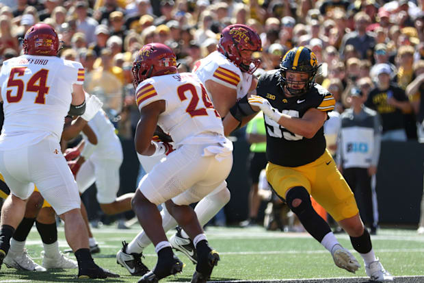 Iowa DL Aaron Graves. (Rob Howe/HN) 