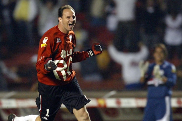 Sao Paulo's goalkeeper Rogerio Ceni cele